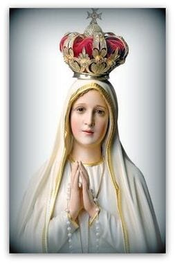 Statue of Our Lady of Fatima crowned and vested in white, hands joined in prayer.